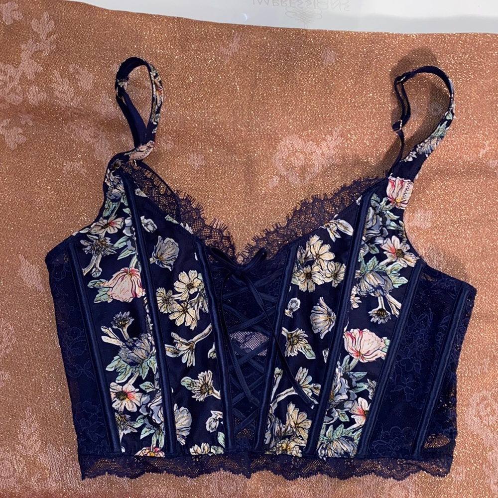 Victoria’s Secret unlined lace up bra